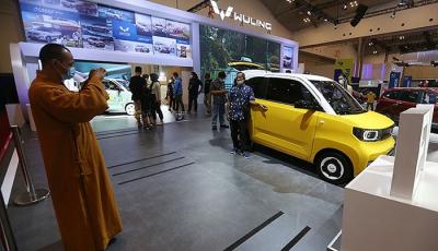 Pengunjung melihat mobil yang dipamerkan pada ajang GIIAS 2021, di ICE BSD, Tangerang, Selasa (16/11/2021).