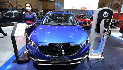 Pengunjung melihat mobil yang dipamerkan pada ajang GIIAS 2021, di ICE BSD, Tangerang, Selasa (16/11/2021).