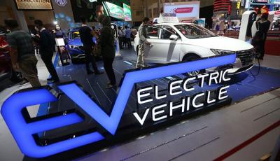 Pengunjung melihat mobil yang dipamerkan pada ajang GIIAS 2021, di ICE BSD, Tangerang, Selasa (16/11/2021).