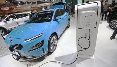Pengunjung melihat mobil yang dipamerkan pada ajang GIIAS 2021, di ICE BSD, Tangerang, Selasa (16/11/2021).