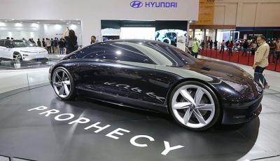 Pengunjung melihat mobil yang dipamerkan pada ajang GIIAS 2021, di ICE BSD, Tangerang, Selasa (16/11/2021).