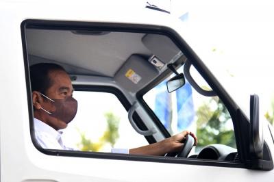 Presiden Joko Widodo meninjau pameran Gaikindo Indonesia Internasional Auto Show (GIIAS) di ICE, BSD City, Rabu (17/11/2021).