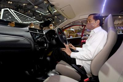 Presiden Joko Widodo meninjau pameran Gaikindo Indonesia Internasional Auto Show (GIIAS) di ICE, BSD City, Rabu (17/11/2021).