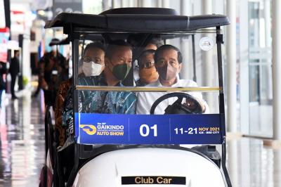 Presiden Joko Widodo meninjau pameran Gaikindo Indonesia Internasional Auto Show (GIIAS) di ICE, BSD City, Rabu (17/11/2021).