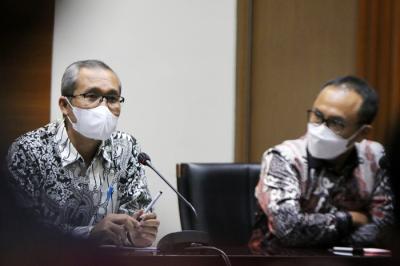 Wakil Ketua KPK Alexander Marwata (kanan) bersama Kepala PPATK Ivan Yustiavandana memberikan keterangan pers di Gedung Merah Putih KPK.
