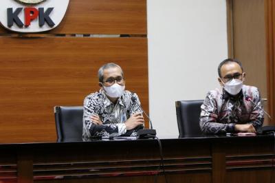 Wakil Ketua KPK Alexander Marwata (kanan) bersama Kepala PPATK Ivan Yustiavandana memberikan keterangan pers di Gedung Merah Putih KPK.
