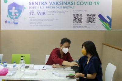 Vaksinator menyuntikkan vaksin Covid-19 kepada warga di sentra vaksinasi MNC Peduli di Gedung HighEnd, MNC Center, Jakarta Pusat, Rabu (17/11/2021).
