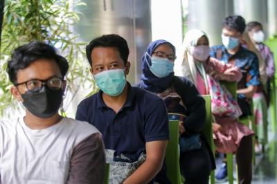 Vaksinator menyuntikkan vaksin Covid-19 kepada warga di sentra vaksinasi MNC Peduli di Gedung HighEnd, MNC Center, Jakarta Pusat, Rabu (17/11/2021).