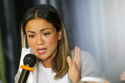 Aktris Nirina Zubir memberikan keterangan saat konferensi pers terkait keluarga besarnya yang menjadi korban mafia tanah di awasan Antasari.