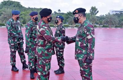 Panglima TNI Marsekal TNI Hadi Tjahjanto menerima Laporan Korps Kenaikan Pangkat 40 Perwira Tinggi (Pati) TNI.