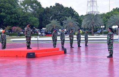 Panglima TNI Marsekal TNI Hadi Tjahjanto menerima Laporan Korps Kenaikan Pangkat 40 Perwira Tinggi (Pati) TNI.
