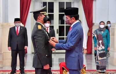 Presiden Joko Widodo melantik Jenderal Andika Perkasa sebagai Panglima TNI di Istana Negara, Jakarta, Rabu (17/11/2021).