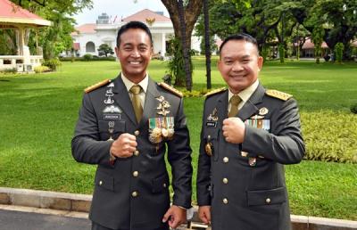 Presiden Joko Widodo melantik Jenderal Andika Perkasa sebagai Panglima TNI di Istana Negara, Jakarta, Rabu (17/11/2021).