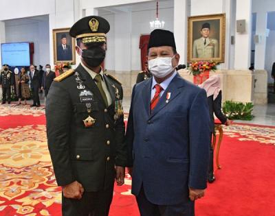 Presiden Joko Widodo melantik Jenderal Andika Perkasa sebagai Panglima TNI di Istana Negara, Jakarta, Rabu (17/11/2021).