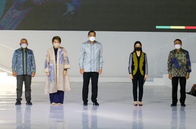 Embracing Jakarta Muslim Fashion Week di Aquatic Center, Gelora Bung Karno (GBK), Senayan, Jakarta, Kamis (18/11/2021).