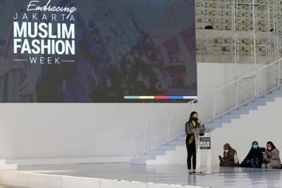Embracing Jakarta Muslim Fashion Week di Aquatic Center, Gelora Bung Karno (GBK), Senayan, Jakarta, Kamis (18/11/2021).