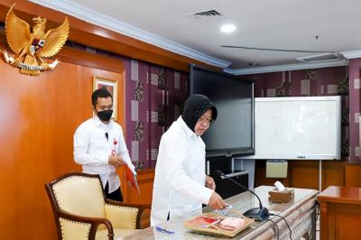 Menteri Sosial (Mensos) Tri Rismaharini memberikan keterangan kepada wartawan di Jakarta, Kamis (18/11/2021).