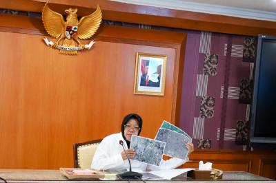 Menteri Sosial (Mensos) Tri Rismaharini memberikan keterangan kepada wartawan di Jakarta, Kamis (18/11/2021).