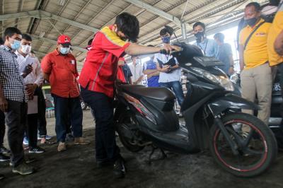 Sejumlah teknisi bengkel mengikuti pelatihan uji emisi di Kantor Dinas Lingkungan Hidup DKI Jakarta, Kramat Jati, Jakarta Timur, Kamis (18/11/2021).