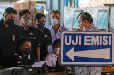 Sejumlah teknisi bengkel mengikuti pelatihan uji emisi di Kantor Dinas Lingkungan Hidup DKI Jakarta, Kramat Jati, Jakarta Timur, Kamis (18/11/2021).