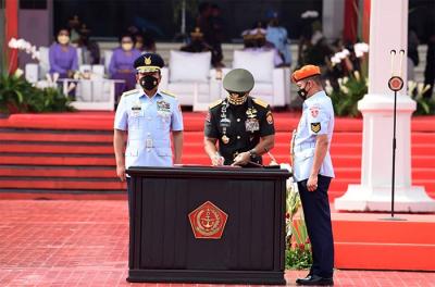 Upacara serah terima jabatan Panglima TNI dari Marsekal TNI Hadi Tjahjanto kepada Jenderal TNI Andika Perkasa di Plaza Mabes TNI.