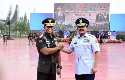 Upacara serah terima jabatan Panglima TNI dari Marsekal TNI Hadi Tjahjanto kepada Jenderal TNI Andika Perkasa di Plaza Mabes TNI.
