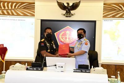Upacara serah terima jabatan Panglima TNI dari Marsekal TNI Hadi Tjahjanto kepada Jenderal TNI Andika Perkasa di Plaza Mabes TNI.
