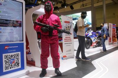 Petugas Stand Pertamina mengenakan kostum Squid Game dalam ajang GIIAS 2021 di Indonesia Convention Exhibition (ICE) BSD, Jumat (19/11/2021).