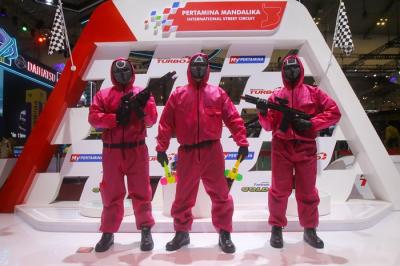 Petugas Stand Pertamina mengenakan kostum Squid Game dalam ajang GIIAS 2021 di Indonesia Convention Exhibition (ICE) BSD, Jumat (19/11/2021).