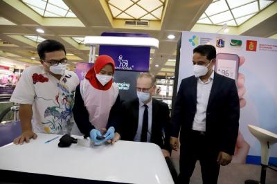 Sejumlah pedagang melakukan pengecekan gula darah di Pasar Tanah Abang, Jakarta, Kamis (18/11/2021).