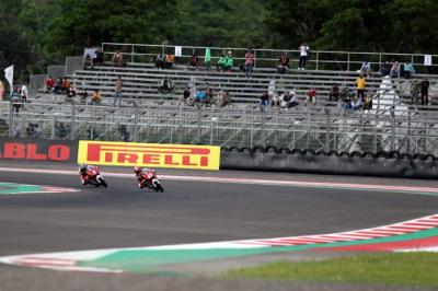 Penonton antusias menyaksikan balap motor World Superbike (WSBK) 2021 pada sesi free practise dan The Idemitsu Asia Talent di Sirkuit Mandalika.