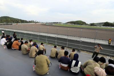 Penonton antusias menyaksikan balap motor World Superbike (WSBK) 2021 pada sesi free practise dan The Idemitsu Asia Talent di Sirkuit Mandalika.