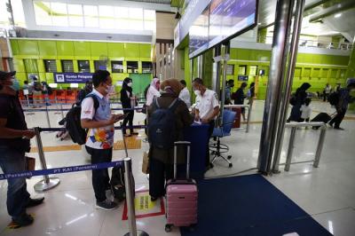 Calon penumpang menunggu di Stasiun Gambir, Jakarta, Kamis (18/11/2021).