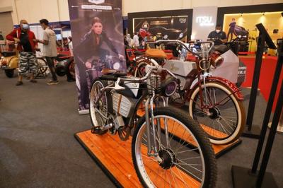 Pengunjung melihat motor yang dipamerkan selama pameran otomotif GIIAS 2021 di Indonesia Convention Exhibition (ICE) BSD, Jumat (19/11/2021).