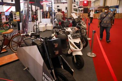 Pengunjung melihat motor yang dipamerkan selama pameran otomotif GIIAS 2021 di Indonesia Convention Exhibition (ICE) BSD, Jumat (19/11/2021).