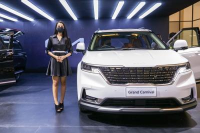 Sales Promotion Girl (SPG) berpose pada Satand dalam ajang pameran GIIAS 2021 di Indonesia Convention Exhibition (ICE) BSD.