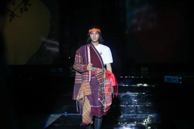 Model memperagakan pakaian militer yang dipadukan dengan batik nusantara di acara JIWA! Fashion Show Kadet 1947 di Skadron 2, Halim Perdana Kusuma.