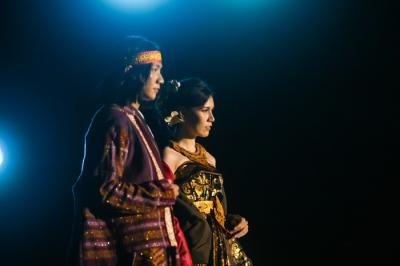 Model memperagakan pakaian militer yang dipadukan dengan batik nusantara di acara JIWA! Fashion Show Kadet 1947 di Skadron 2, Halim Perdana Kusuma.