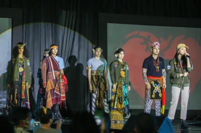 Model memperagakan pakaian militer yang dipadukan dengan batik nusantara di acara JIWA! Fashion Show Kadet 1947 di Skadron 2, Halim Perdana Kusuma.