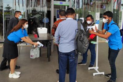 Tim BKLEEN Indonesia saat mendisinfeksi pakaian dan barang seluruh pengunjung serta menyediakan puluhan titik hand sanitizer serta melakukan fogging.