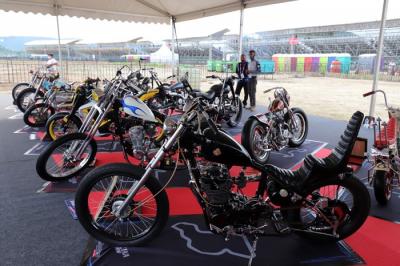 Puluhan motor custom berderet di salah satu booth di area Sirkuit Mandalika pada gelaran World Superbike 2021, Sabtu (20/11/2021).