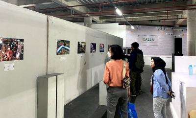 Suasana pengunjung di pameran foto yang berlangsung di Mall Nipah, Makassar, Jumat (19/11/2021).