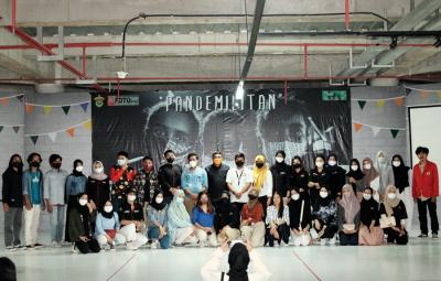 Suasana pengunjung di pameran foto yang berlangsung di Mall Nipah, Makassar, Jumat (19/11/2021).