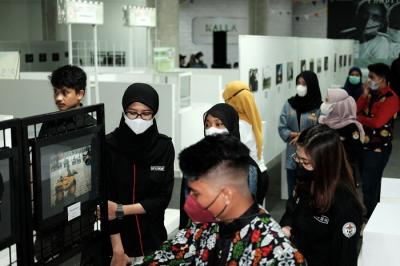 Suasana pengunjung di pameran foto yang berlangsung di Mall Nipah, Makassar, Jumat (19/11/2021).