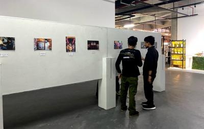 Suasana pengunjung di pameran foto yang berlangsung di Mall Nipah, Makassar, Jumat (19/11/2021).