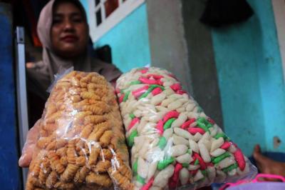 Warga pembuat kue di Pulau Panggang, Kepulauan Seribu Utara, Provinsi DKI Jakarta, sabtu (20/11/2021).