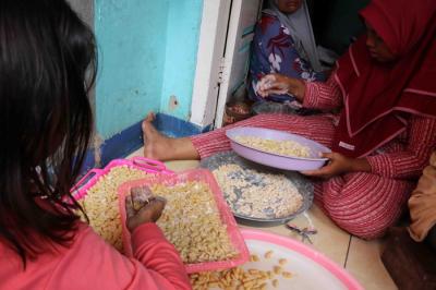 Warga pembuat kue di Pulau Panggang, Kepulauan Seribu Utara, Provinsi DKI Jakarta, sabtu (20/11/2021).