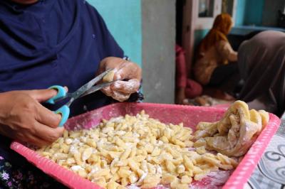Warga pembuat kue di Pulau Panggang, Kepulauan Seribu Utara, Provinsi DKI Jakarta, sabtu (20/11/2021).