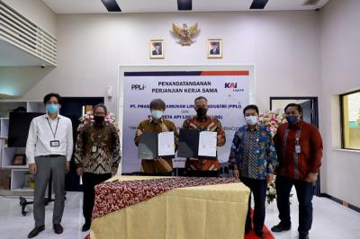 Penandatanganan kerja sama pengangkutan limbah bahan beracun dan berbahaya (B3) di di Gedung Training Center PPLI, Klapanunggal, Jawa Barat, Jumat (19/11/2021).