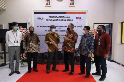 Penandatanganan kerja sama pengangkutan limbah bahan beracun dan berbahaya (B3) di di Gedung Training Center PPLI, Klapanunggal, Jawa Barat, Jumat (19/11/2021).